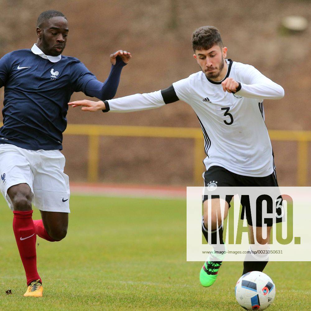 Konz Enes Akyol (Deutschland) im Zweikampf mit Nanitamo Ikone (Frankreich) Deutschland vs Frankreich --- Fussball --- U18-Laenderspiel --- 24.03.2016