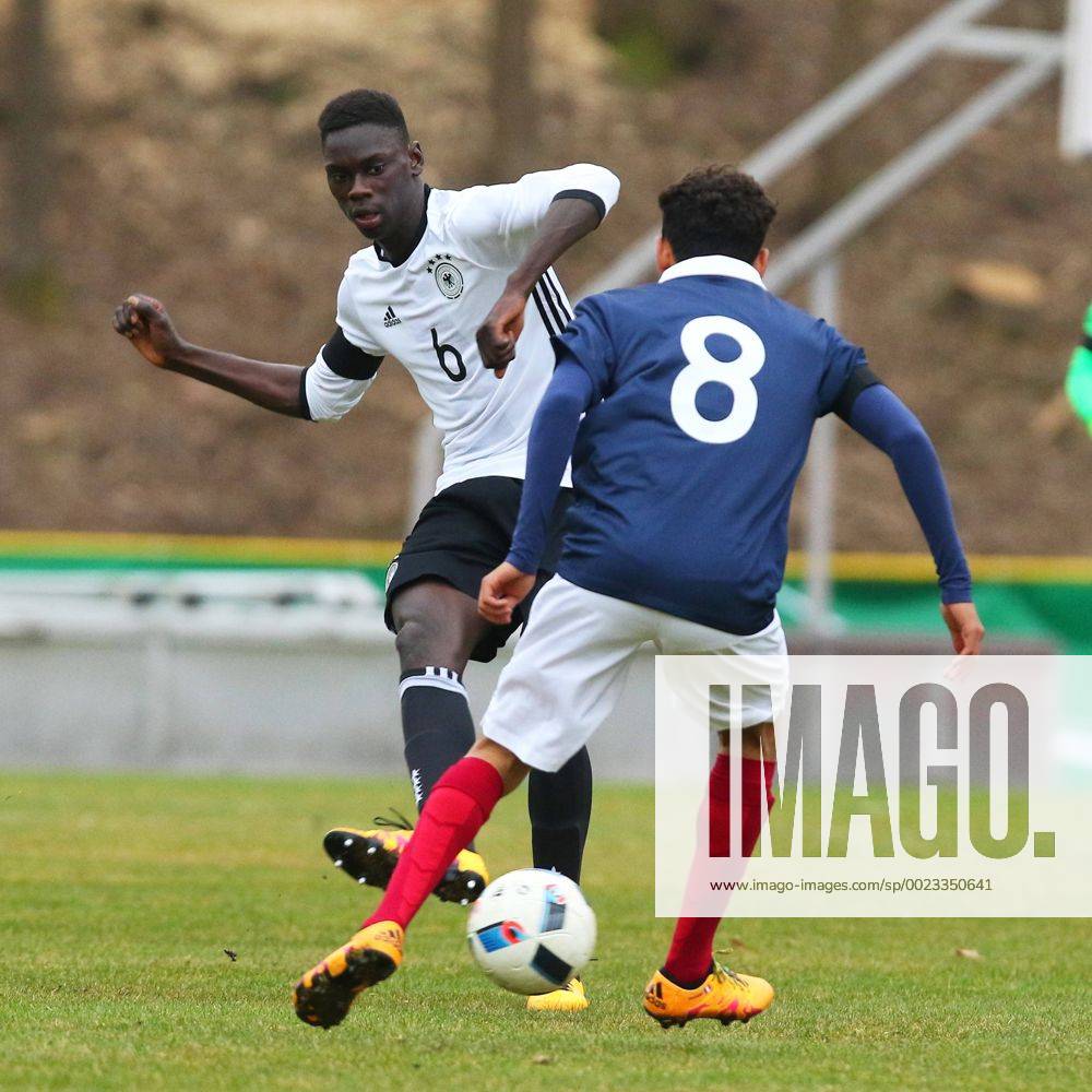 Konz Idrissa Toure (Deutschland) tunnelt Bilal Boutobbia (Frankreich) Deutschland vs Frankreich --- Fussball --- U18-Laenderspiel --- 24.03.2016
