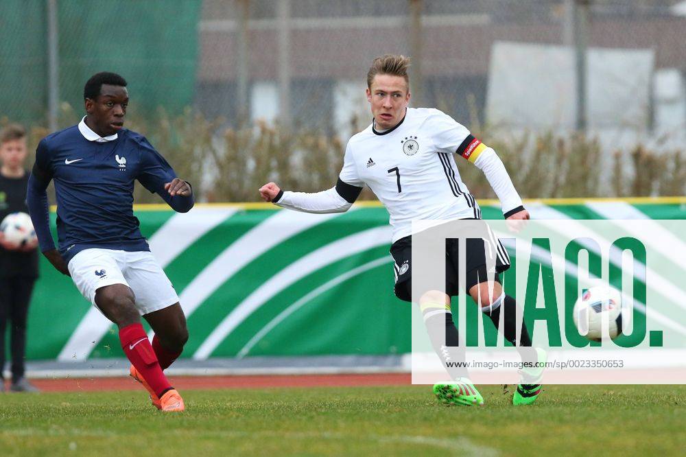 Konz Felix Passlack (Deutschland) im Zweikampf mit Chris Maoussa (Frankreich) Deutschland vs Frankreich --- Fussball --- U18-Laenderspiel --- 24.03.2016