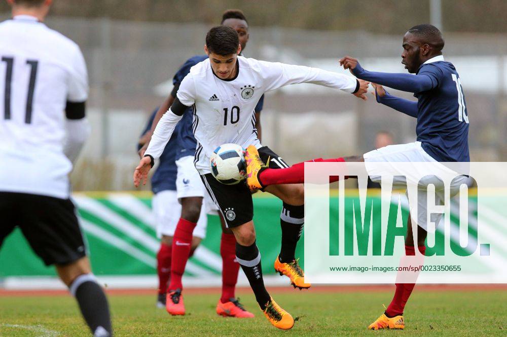 Konz Goerkem Saglam (Deutschland) im Zweikampf mit Nanitamo Ikone (Frankreich) Deutschland vs Frankreich --- Fussball --- U18-Laenderspiel --- 24.03.2016