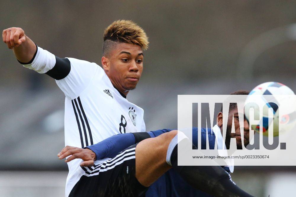 Konz Sidney Friede (Deutschland) im Zweikampf mit Abdoulaye Sissako (Frankreich) Deutschland vs Frankreich --- Fussball --- U18-Laenderspiel --- 24.03.2016