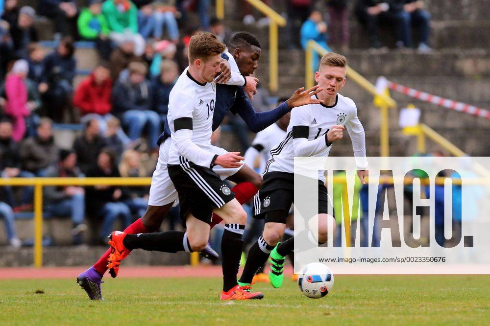 Konz Jannik Mause (Deutschland, links) und Jonas Busam (Deutschland, rechts) im Zweikampf mit Lamine Fomba (Frankreich) Deutschland vs Frankreich --- Fussball --- U18-Laenderspiel --- 24.03.2016