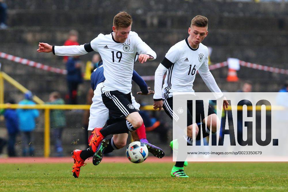 Konz Jannik Mause (Deutschland, links) und Jonas Busam (Deutschland, rechts) Deutschland vs Frankreich --- Fussball --- U18-Laenderspiel --- 24.03.2016