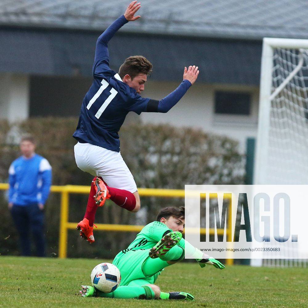Konz Constantin Frommann (Deutschland) klaert den Ball von Gwenn Foulon (Frankreich) Deutschland vs Frankreich --- Fussball --- U18-Laenderspiel --- 24.03.2016