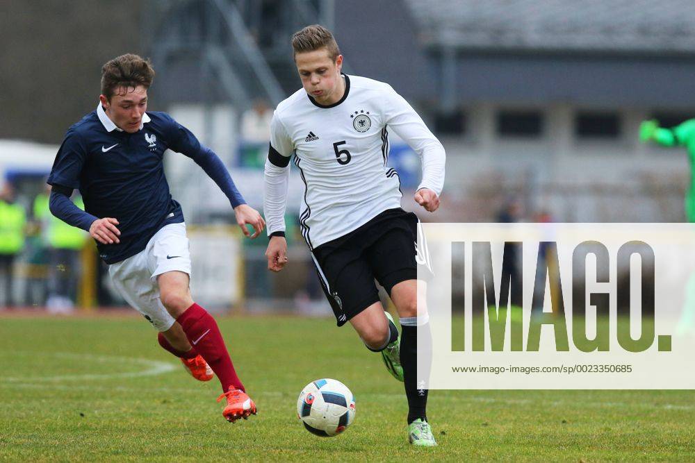 Joel Abu Hanna (Deutschland) im Laufduell mit Gwenn Foulon (Frankreich) Deutschland vs Frankreich --- Fussball --- U18-Laenderspiel --- 24.03.2016