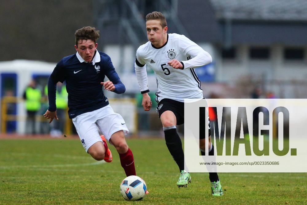 Joel Abu Hanna (Deutschland) im Laufduell mit Gwenn Foulon (Frankreich) Deutschland vs Frankreich --- Fussball --- U18-Laenderspiel --- 24.03.2016