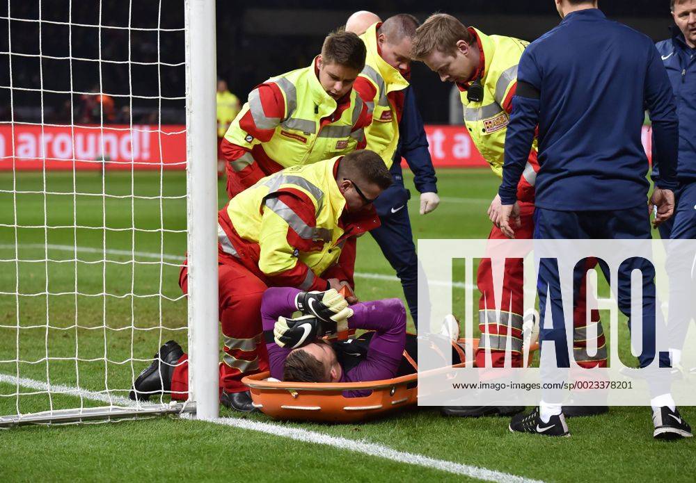 Fussball Laenderspiel in Berlin, Deutschland - England 2:3, Torwart Jack Butland (England) scheidet verletzt aus