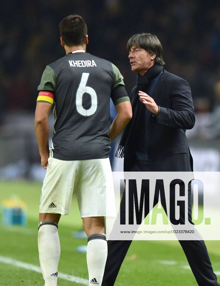 Fussball Laenderspiel in Berlin, Deutschland - England 2:3, Bundestrainer Joachim Loew, Joachim Löw (Deutschland), re., mit Sami Khedira (Deutschland)