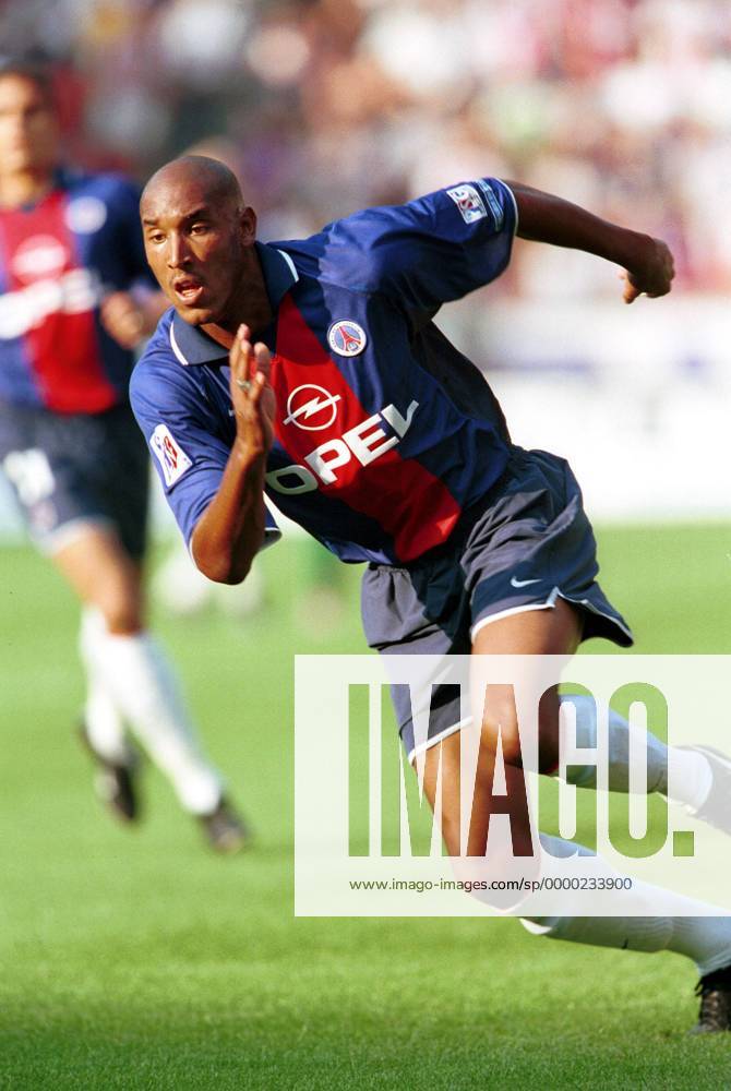 Nicolas Anelka (PSG) in dynamischer Vorwärtsbewegung Fußball Herren Saison 2000 2001, 1. Division, Französische Liga, FC Paris Saint Germain, St., SG Einzelbild Prinzenparkstadion Paris Dynamik,