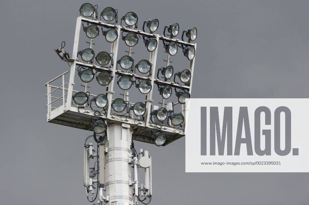 Ein Flutlichtmast der Hänsch-Arena, dunkle Wolken, grauer Himmel, Flutlicht, Symbolfoto, Symbolbild Fussball, Fußball, Stadion, Fussball, 2. Frauen-Bundesliga Nord, SV Meppen - VfL Wolfsburg II,