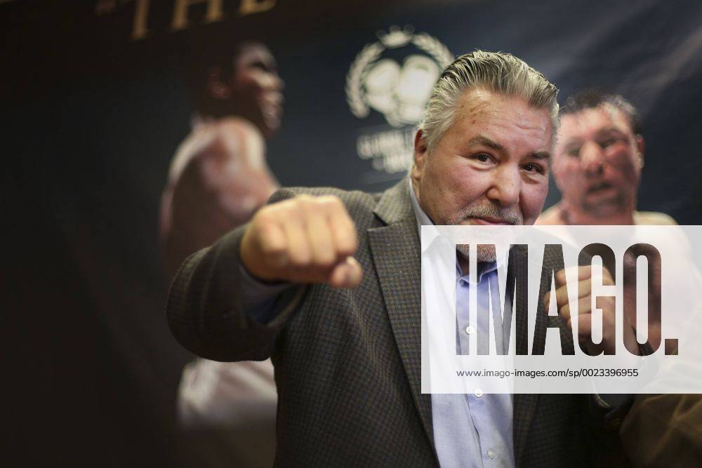 Toronto, Canada - George Chuvalo and Lennox Lewis at a press conference PK Pressekonferenz Global Legacy Boxing is using the 50th anniversary of the 1966 Muhammed Ali - George Chuvalo fight to launch a new quarterly boxing series. George Chuvalo Quarterly Boxing Series - ZUMAt14_