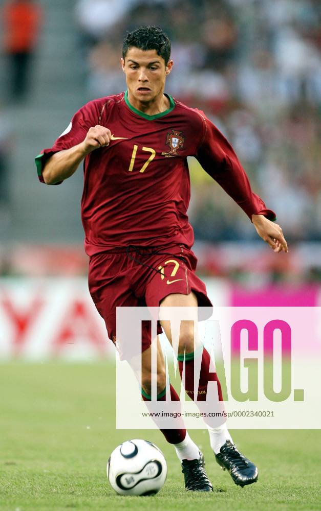 Cristiano Ronaldo (Portugal) am Ball Fußball WM Herren WM 2006, Länderspiel, Nationalteam, Nationaltrikot, Gruppe D Einzelbild Köln Dynamik, Fußball WM Herren WM 2006, Länderspiel, Nationalteam, Nationaltrikot, Gruppe D Einzelbild Köln Dynamik,