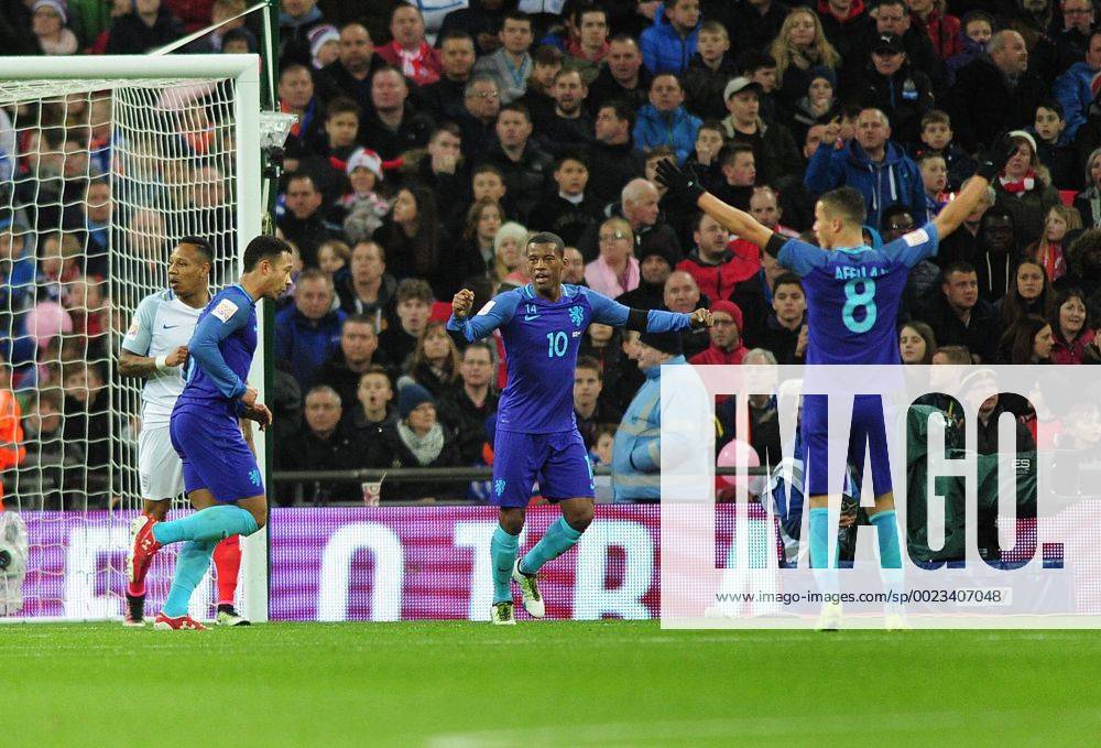 Football - 2015 2016 International Friendly Länderspiel Nationalteam - England vs. Netherlands Luciano Narsingh of Holland celebrates scoring the winning goal with team mates Georginio Wijnaldum and Ibrahim Afellay (8) at Wembley. COLORSPORT ANDREW COWIE