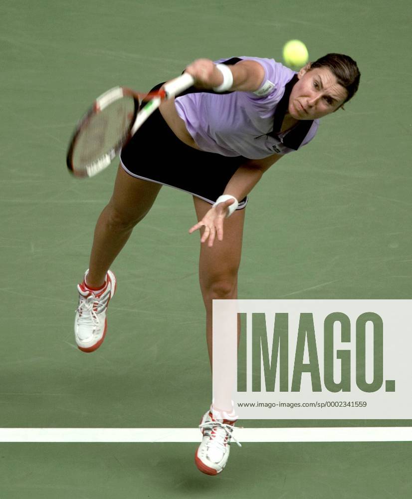 Sandra Klösel (Deutschland) - Aufschlag Tennis Damen Australian Open, Grand Slam, WTA Tour 2006 Einzelbild Melbourne Dynamik, Tennis Damen Australian Open, Grand Slam, WTA Tour 2006 Einzelbild Melbourne Dynamik,