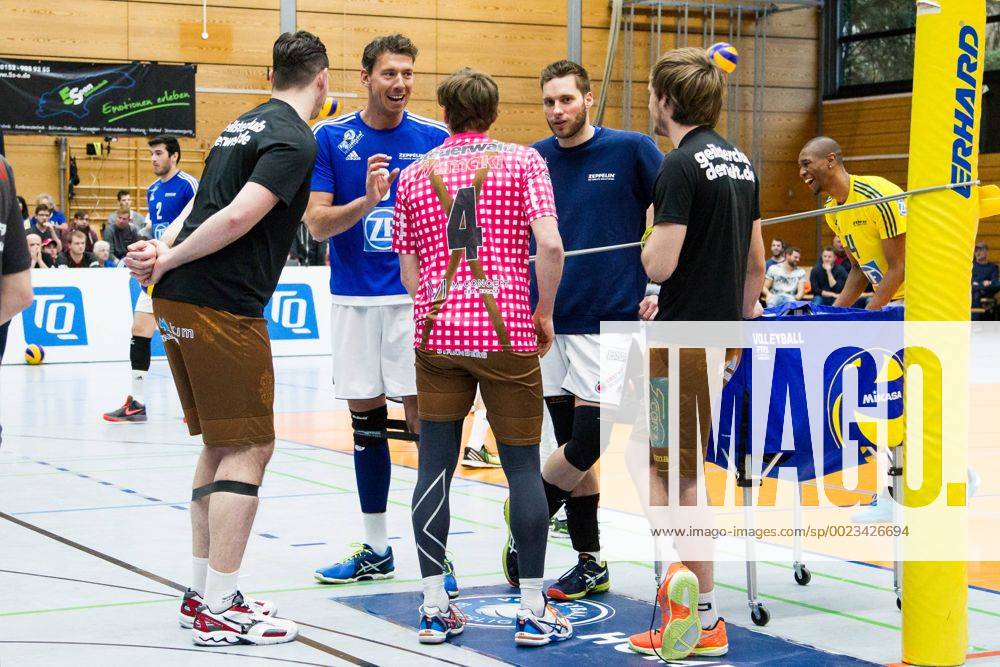 Herrsching Gemeinsames Warm-Up: Thomas Ranner (18 Herrsching), Bjoern Andrae ( 8, Friedrichshafen), Patrick Steuerwald (4 Herrsching), Simon Tischer ( 10, Friedrichshafen) und Ferdinand Tille (7 Herrsching); Volleyball Bundesliga Herren Play-Off Viertelfinale, Nikolaushalle, Herrsching Germany, 20160331; Partie TSV Herrsching vs VfB Friedrichshafen;