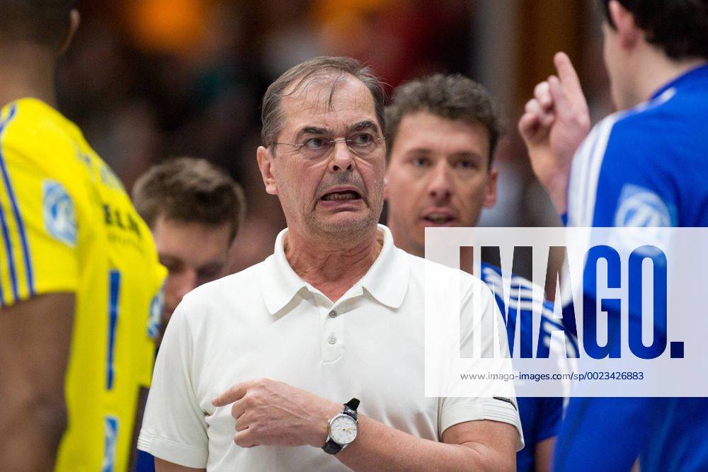 Aerger, Missstimmung bei Trainer Stelian MOCULESCU (FN). Volleyball, TSV Herrsching (HER) - VfB Friedrichshafen (FN), Bundesliga, Saison 2015 2016, Playoff Viertelfinale, 2.Spiel, am 31.03.2016 in Herrsching N I K O L A U S H A L L E Deutschland. x20160331_104x