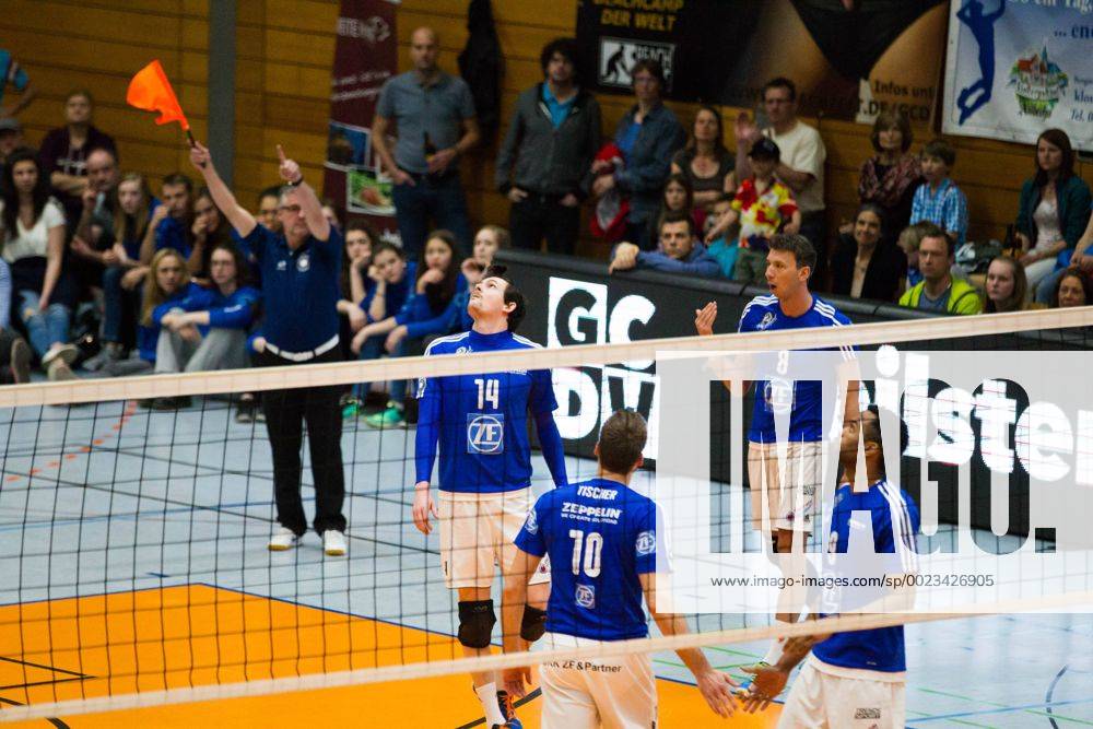 Herrsching Baptiste Geiler ( 14, Friedrichshafen) und Bjoern Andrae ( 8, Friedrichshafen) muessen dem Ball nach sehen; Volleyball Bundesliga Herren Play-Off Viertelfinale, Nikolaushalle, Herrsching Germany, 20160331; Partie TSV Herrsching vs VfB Friedrichshafen;