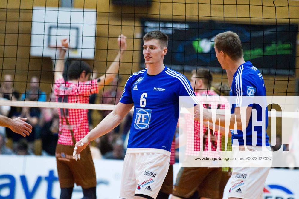 Herrsching Michal Finger ( 6, Friedrichshafen) und Alexey Nalobin ( 5, Friedrichshafen) nicht zufrieden; Volleyball Bundesliga Herren Play-Off Viertelfinale, Nikolaushalle, Herrsching Germany, 20160331; Partie TSV Herrsching vs VfB Friedrichshafen;