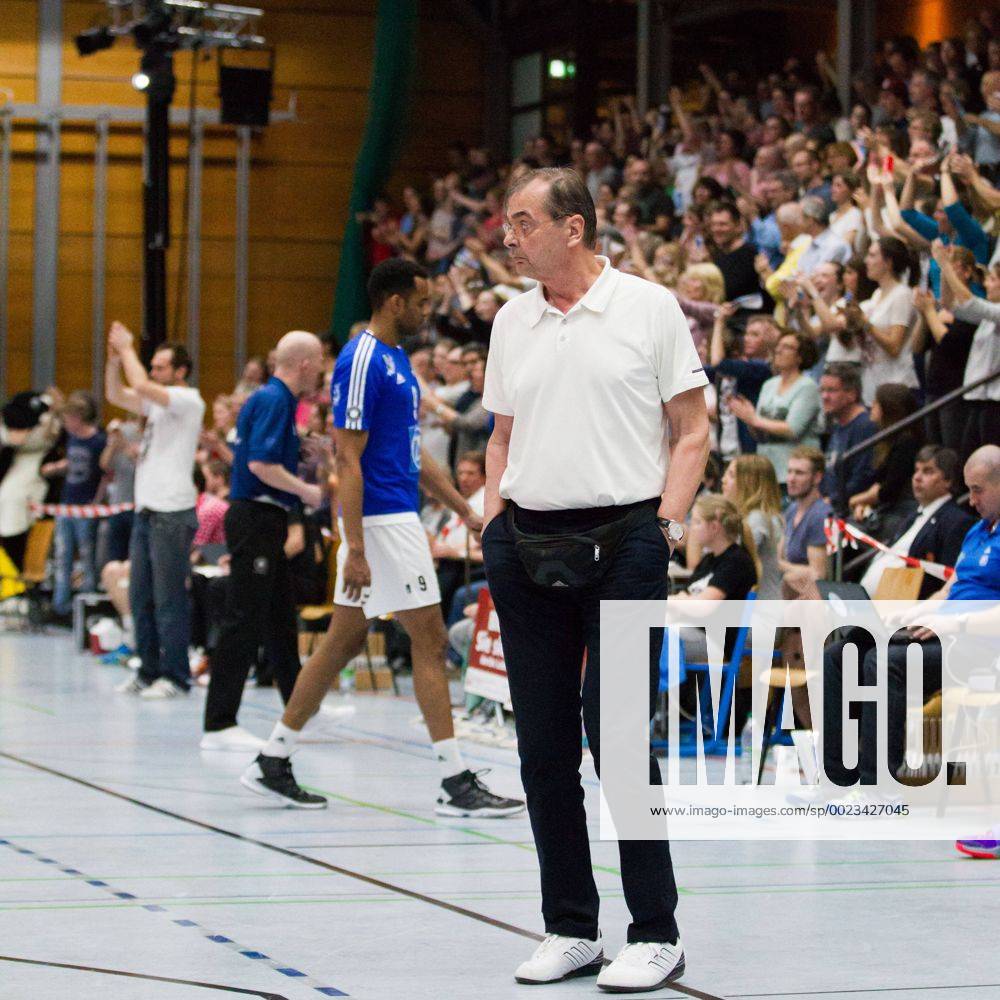 Herrsching Stelian Moculescu (Trainer Coach, Friedrichshafen) bleibt ruhig und die Halle tobt; Volleyball Bundesliga Herren Play-Off Viertelfinale, Nikolaushalle, Herrsching Germany, 20160331; Partie TSV Herrsching vs VfB Friedrichshafen;