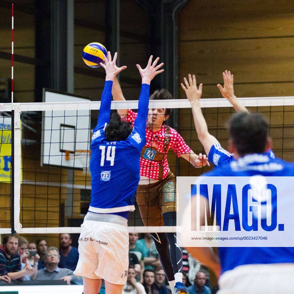 Herrsching Daniel Malescha (11 Herrsching) setzt sich gegen Baptiste Geiler ( 14, Friedrichshafen) und Alexey Nalobin ( 5, Friedrichshafen) durch; Volleyball Bundesliga Herren Play-Off Viertelfinale, Nikolaushalle, Herrsching Germany, 20160331; Partie TSV Herrsching vs VfB Friedrichshafen;