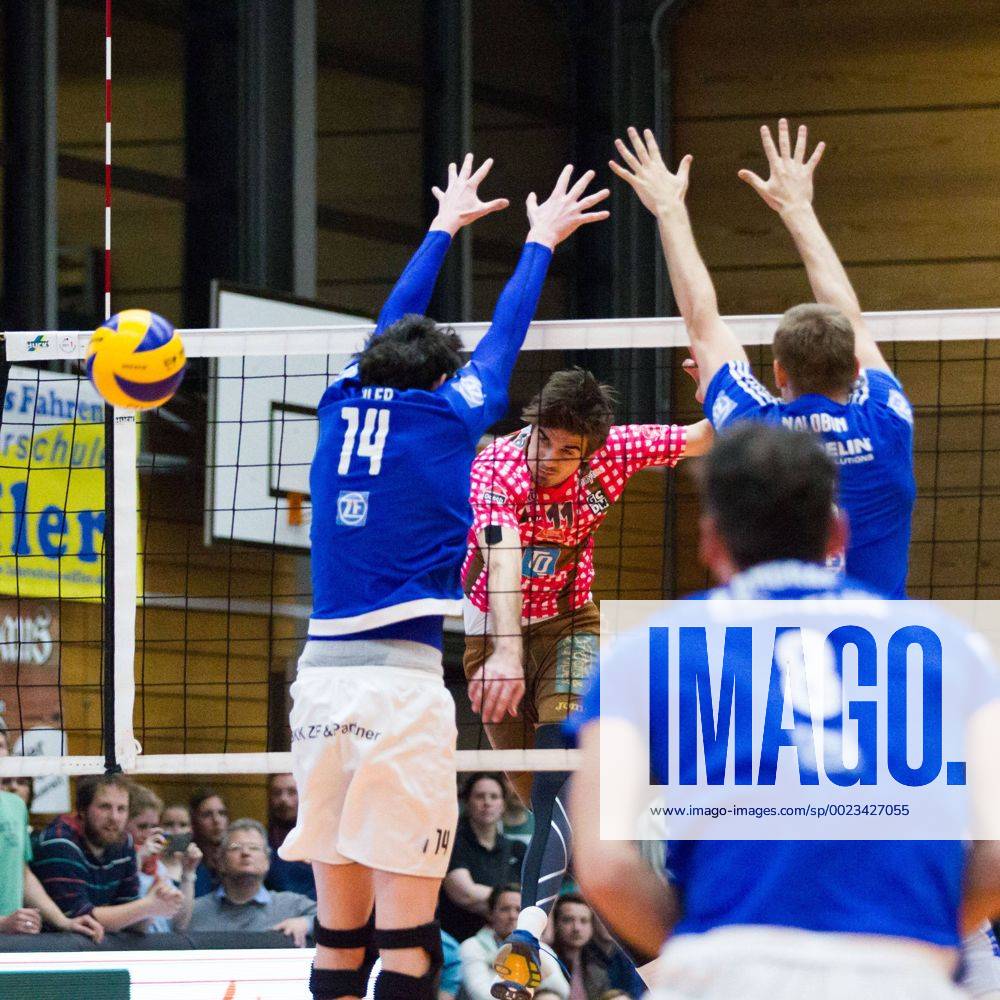 Herrsching Daniel Malescha (11 Herrsching) setzt sich gegen Baptiste Geiler ( 14, Friedrichshafen) und Alexey Nalobin ( 5, Friedrichshafen) durch; Volleyball Bundesliga Herren Play-Off Viertelfinale, Nikolaushalle, Herrsching Germany, 20160331; Partie TSV Herrsching vs VfB Friedrichshafen;