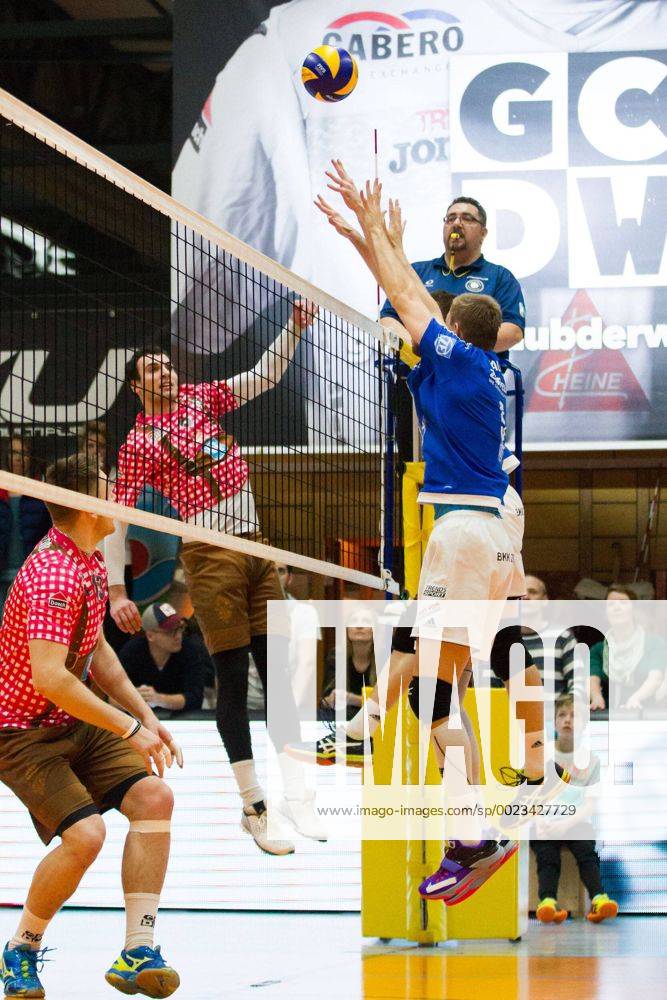 Herrsching Angriff Julius Hoefer (5 Herrsching); Volleyball Bundesliga Herren Play-Off Viertelfinale, Nikolaushalle, Herrsching Germany, 20160331; Partie TSV Herrsching vs VfB Friedrichshafen;