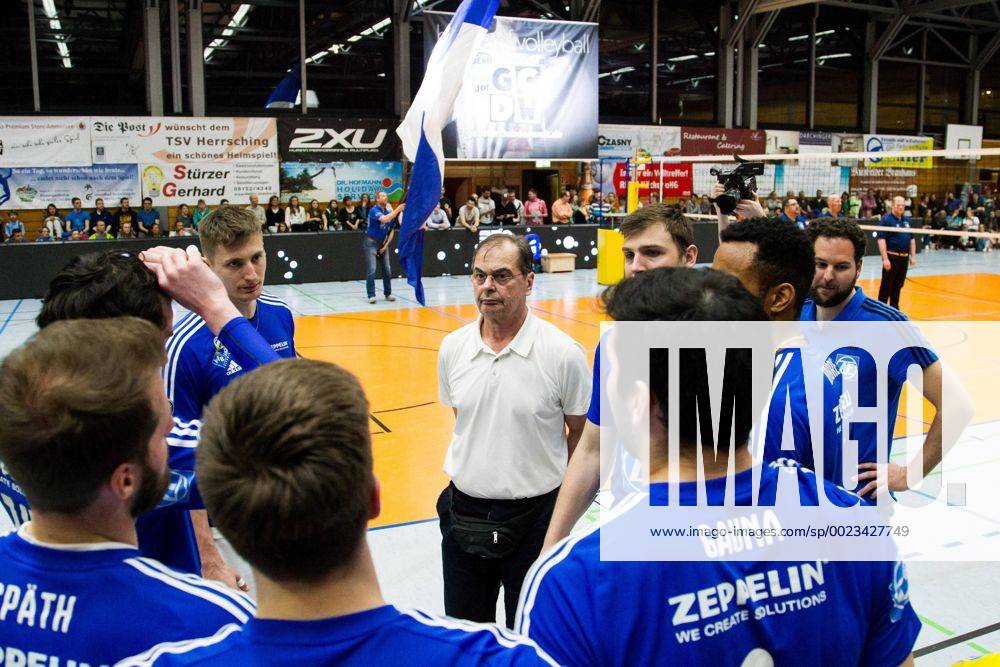 Herrsching Stelian Moculescu (Trainer Coach, Friedrichshafen) mit seinem Team vor dem Spiel; Volleyball Bundesliga Herren Play-Off Viertelfinale, Nikolaushalle, Herrsching Germany, 20160331; Partie TSV Herrsching vs VfB Friedrichshafen;