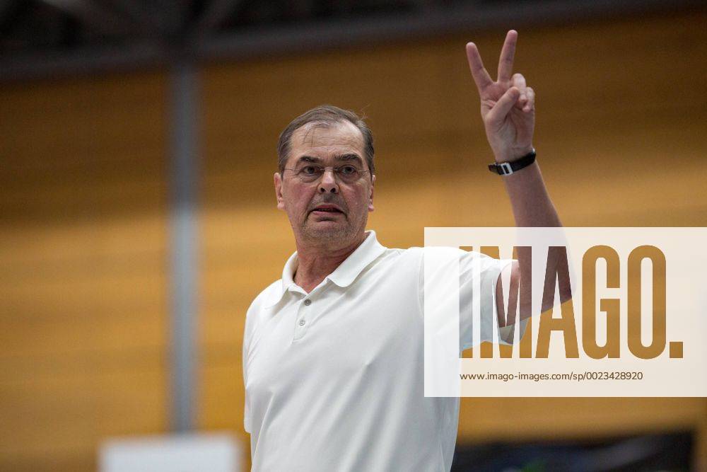 Maessige Freude bei Friedrichshafen-Trainer Stelian MOCULESCU (FN). Volleyball, TSV Herrsching (HER) - VfB Friedrichshafen (FN), Bundesliga, Saison 2015 2016, Playoff Viertelfinale, 2.Spiel, am 31.03.2016 in Herrsching N I K O L A U S H A L L E Deutschland. x20160331_112x