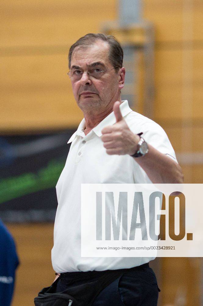 Maessige Freude bei Friedrichshafen-Trainer Stelian MOCULESCU (FN). Volleyball, TSV Herrsching (HER) - VfB Friedrichshafen (FN), Bundesliga, Saison 2015 2016, Playoff Viertelfinale, 2.Spiel, am 31.03.2016 in Herrsching N I K O L A U S H A L L E Deutschland. x20160331_113x