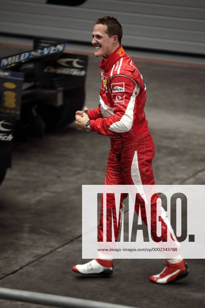Michael Schumacher (Deutschland Ferrari) freut sich über den Sieg beim Großen Preis von China 2006 Motorsport Grand Prix Herren Großer Preis von China 2006, Formel 1 Weltmeisterschaft, F1, F, GP, WM Einzelbild Shanghai Freude, Motorsport Grand Prix Herren Großer Preis von China 2006, Formel 1 Weltmeisterschaft, F1, F, GP, WM Einzelbild Shanghai Freude,