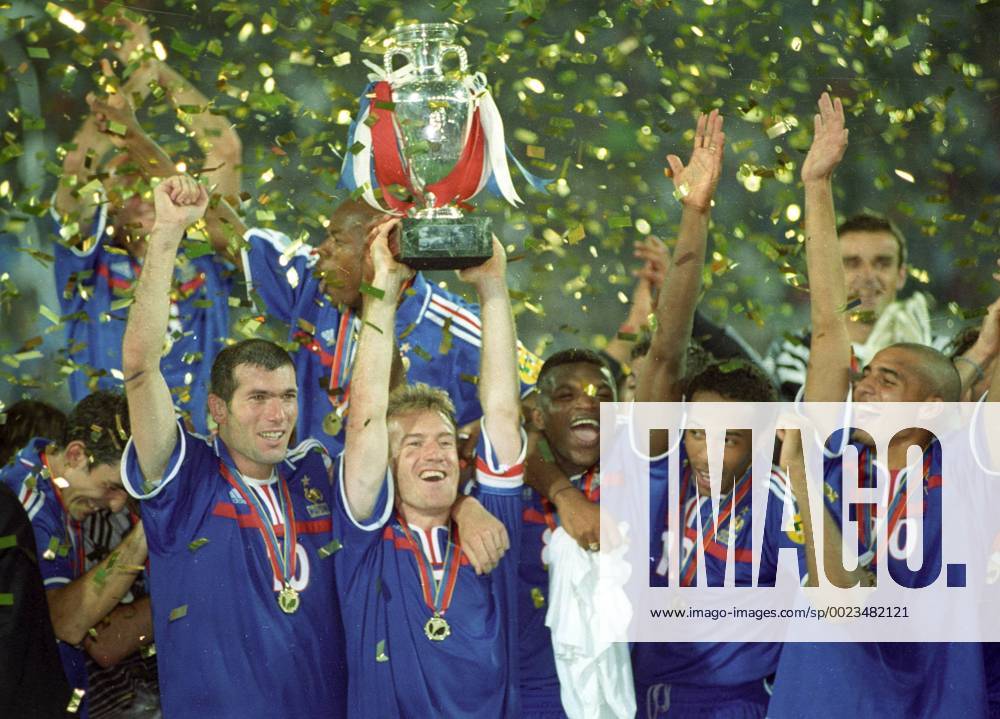 Fußball, EM Finale 2000 in Rotterdam, Frankreich - Italien 2-1 n.V. Fussball-Europameisterschaft 2000 in Belgien Niederlande Finale: Frankreich - Italien 2:1 n.V. Kapitän Didier Deschamps mit Pokal und Mitspieler HM