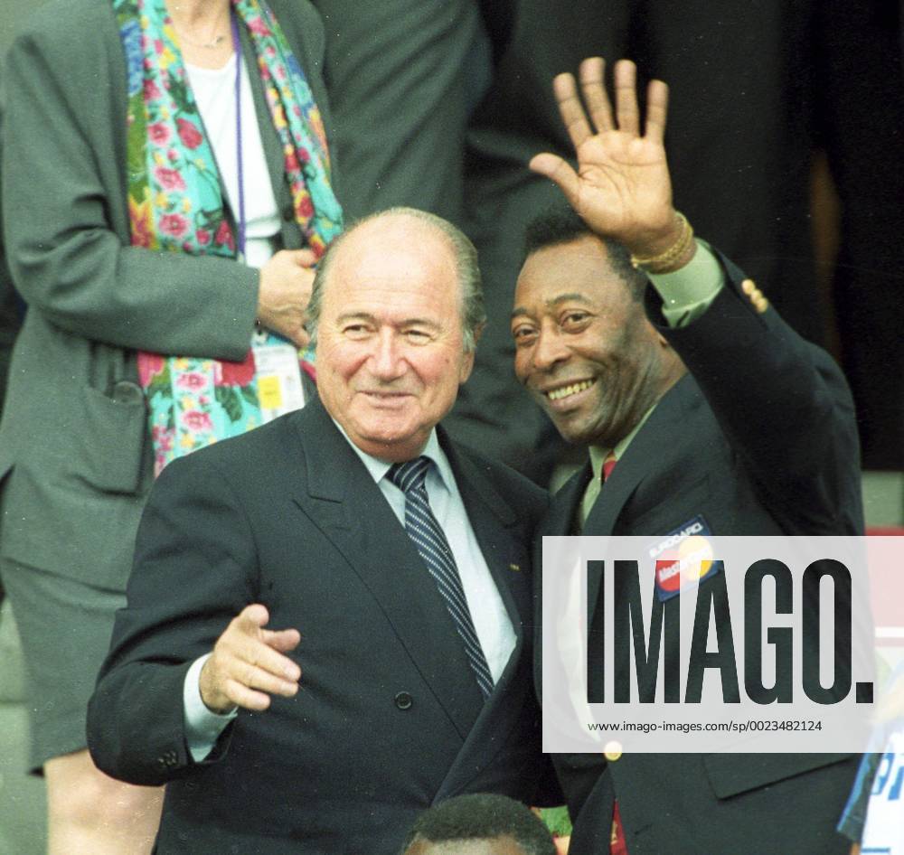 Fußball, EM Finale 2000 in Rotterdam, Frankreich - Italien 2-1 n.V. Fussball-Europameisterschaft 2000 in Belgien Niederlande Finale: Frankreich - Italien 2:1 n.V. Sepp Blatter und Pele HM