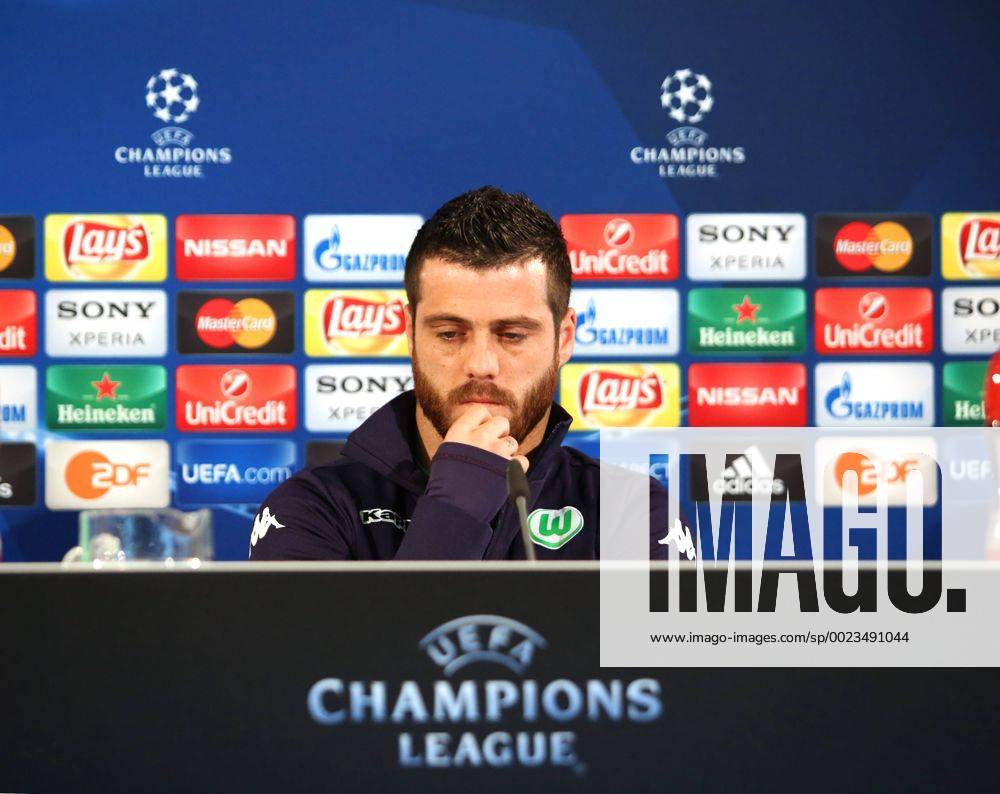 Wolfsburg VfL vs Real Madrid, CL Vorberichte Wolfsburg, Deutschland. 05.04.2016, FUßBALL - VfL Wolfsburg vs Real Madrid C.F. , Champions League, Viertelfinale, Saison 2015-2016, Volkswagen Arena. Bild zeigt: Vieirinha (VfL Wolfsburg) während der Pressekonferenz.