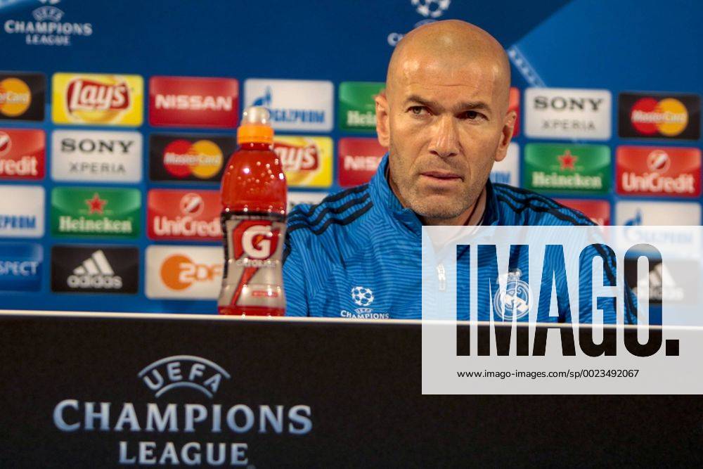 Fußball, UEFA Champions League, Pressekonferenz und Abschlusstraining VfL Wolfsburg und Real Madrid; Zinedine Zidane (Trainer Real Madrid) Portrait, Porträt, Einzelbild Pressekonferenz, PK, Presserunde.