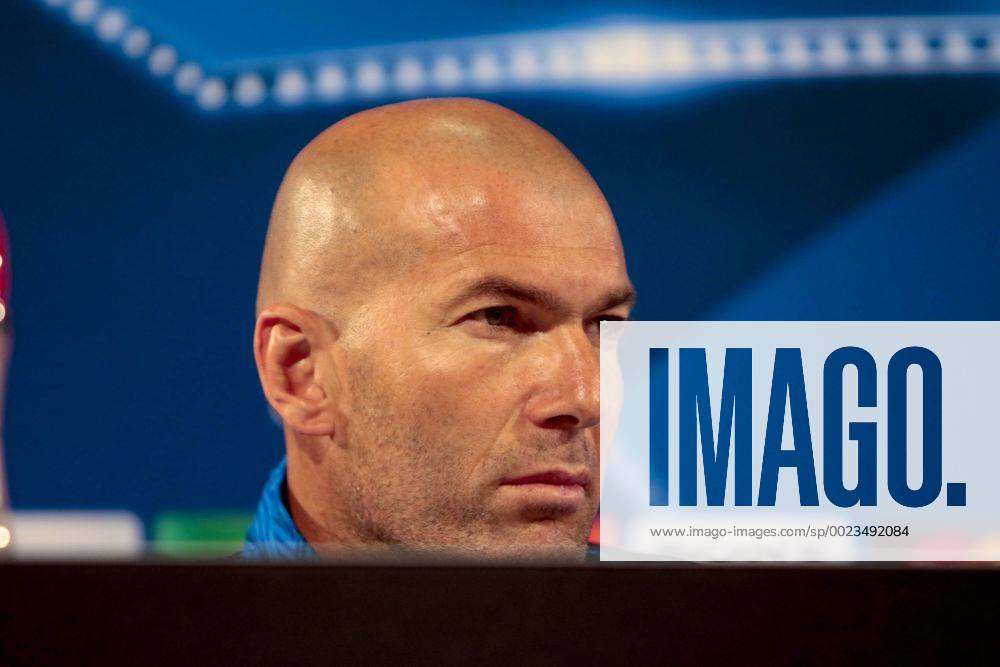 Fußball, UEFA Champions League, Pressekonferenz und Abschlusstraining VfL Wolfsburg und Real Madrid; Zinedine Zidane (Trainer Real Madrid) Portrait, Porträt, Einzelbild Pressekonferenz, PK, Presserunde.