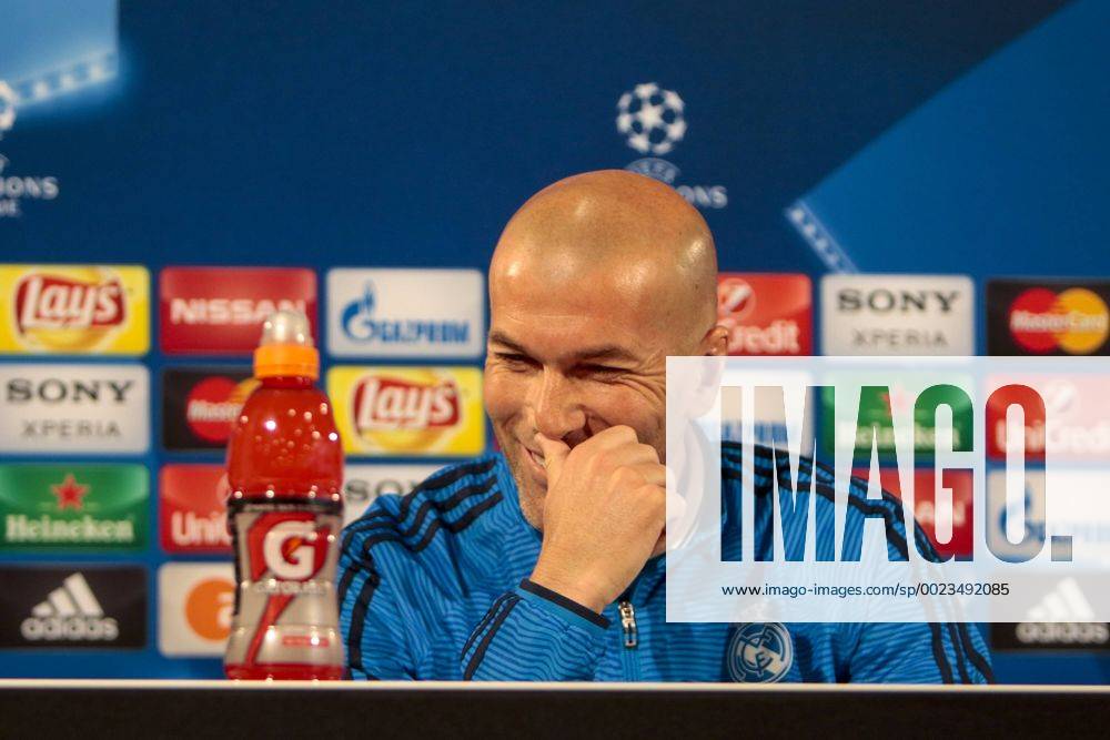 Fußball, UEFA Champions League, Pressekonferenz und Abschlusstraining VfL Wolfsburg und Real Madrid; Zinedine Zidane (Trainer Real Madrid) Portrait, Porträt, Einzelbild Pressekonferenz, PK, Presserunde lacht lachen laugh rie.