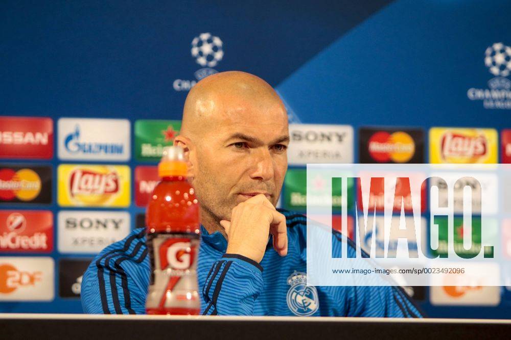 Fußball, UEFA Champions League, Pressekonferenz und Abschlusstraining VfL Wolfsburg und Real Madrid; Zinedine Zidane (Trainer Real Madrid) Portrait, Porträt, Einzelbild Pressekonferenz, PK, Presserunde.