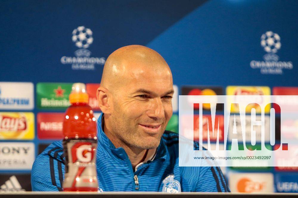 Fußball, UEFA Champions League, Pressekonferenz und Abschlusstraining VfL Wolfsburg und Real Madrid; Zinedine Zidane (Trainer Real Madrid) Portrait, Porträt, Einzelbild Pressekonferenz, PK, Presserunde lachen laugh rie.
