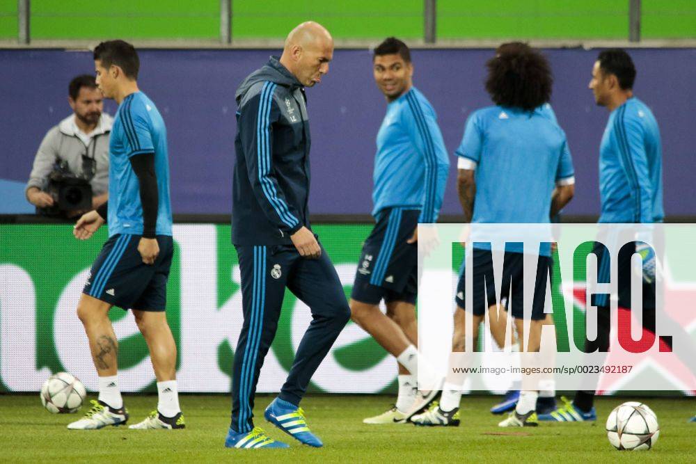 Fußball, UEFA Champions League, Pressekonferenz und Abschlusstraining VfL Wolfsburg und Real Madrid; Zinedine Zidane (Trainer Real Madrid) enttäuscht, frustriert, niedergeschlagen Enttäuschung, Frust, disappointed.