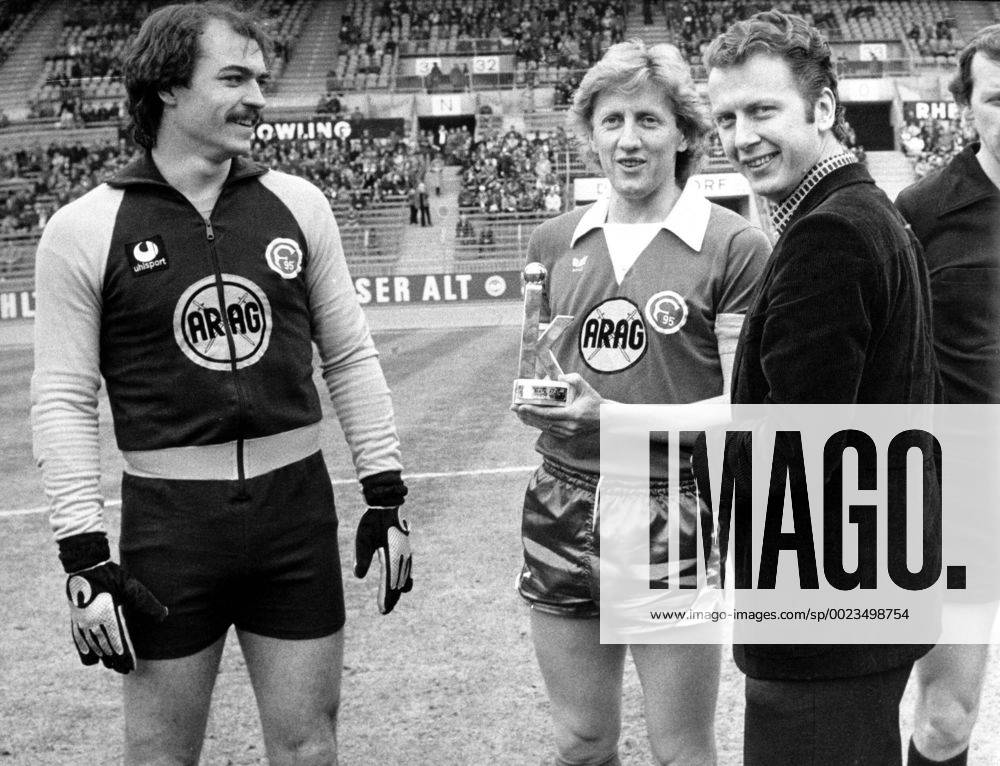 Gerd Zewe (Fortuna Düsseldorf) erhält das Goldene K von Kicker-Redakteur Dieter Überjahn, li.: Torwart Jörg Daniel