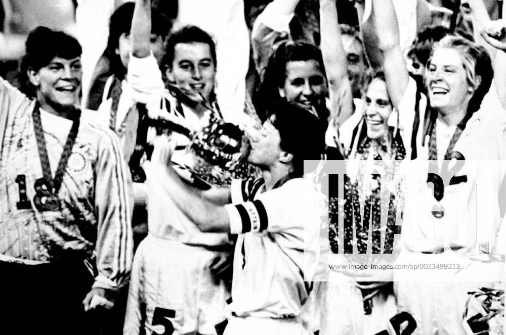Players of the United States celebrate their championship of the First FIFA Womens World Cup after defeating Norway 2-1 in the final in Guangzhou city, south Chinas Guangdong province, 30 November 1991. 1991 FIFA Womens World Cup p024773_10
