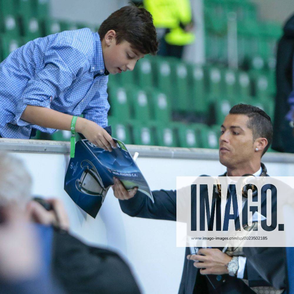 - SPORT Fußball, UEFA Champions League, VfL Wolfsburg - Real Madrid CF; Cristiano Ronaldo schreibt Autogramme.