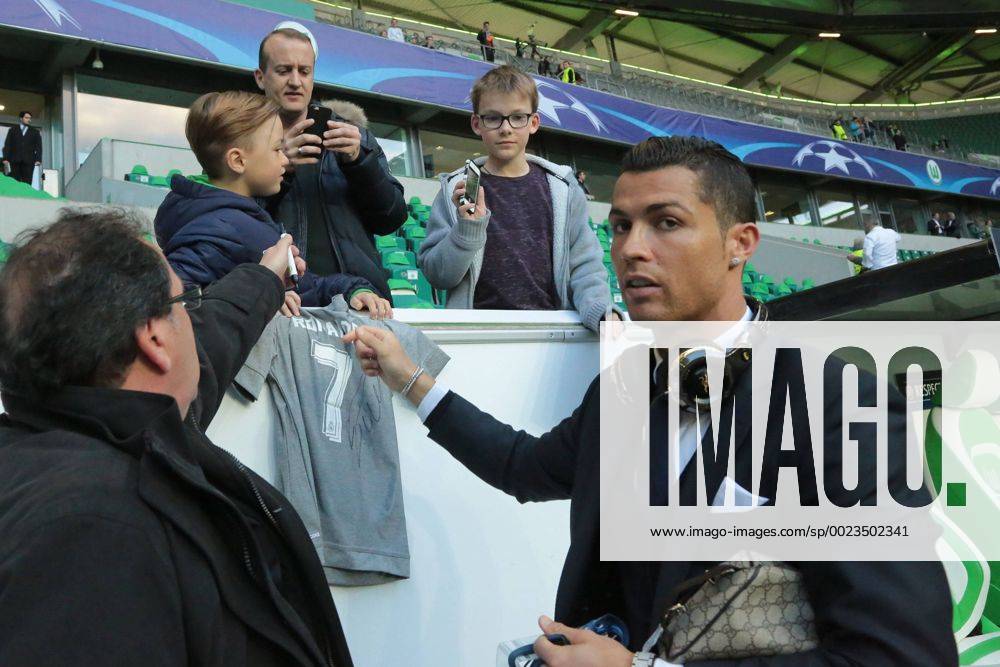Aus UEFA Champions League Viertelfinale Hinspiel VfL Wolfsburg gegen Real Madrid am 06.04.2016 in der VW Arena. Im Foto: Ronaldo Ankunft-Autogramm
