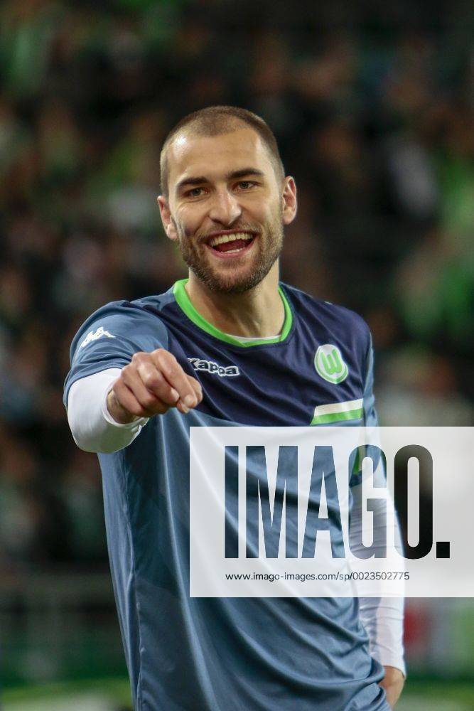 Fußball, UEFA Champions League, VfL Wolfsburg - Real Madrid CF; Bas Dost (Wolfsburg, 12) Portrait, Porträt, Einzelbild gibt Anweisungen, gestikuliert, mit den Armen gestikulieren, gives instructions, gesticulate lacht lachen.