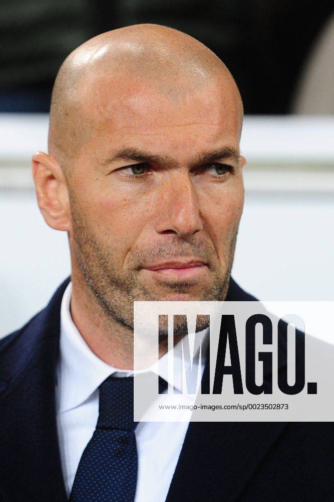 Fussball Champions League Viertelfinale VfL Wolfsburg - Real Madrid am 06.04.2016 in der Volkswagen Arena in Wolfsburg Zinedine Zidane ( Trainer Madrid )