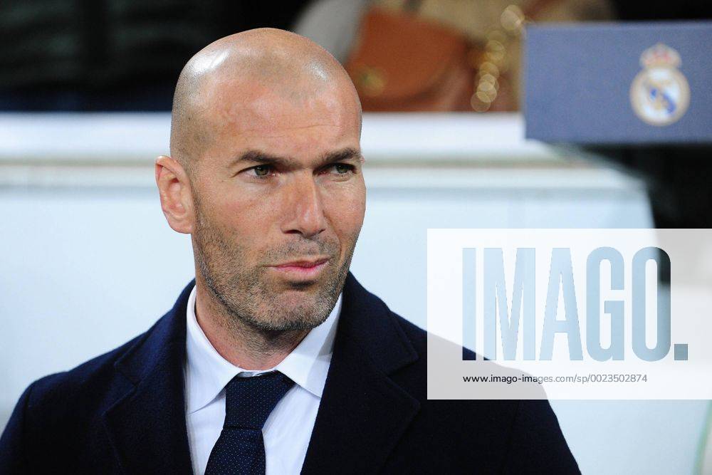Fussball Champions League Viertelfinale VfL Wolfsburg - Real Madrid am 06.04.2016 in der Volkswagen Arena in Wolfsburg Zinedine Zidane ( Trainer Madrid )