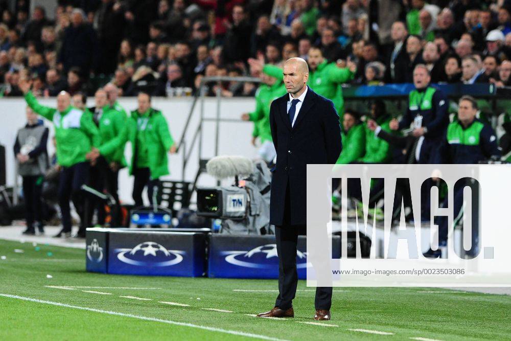 Fussball Champions League Viertelfinale VfL Wolfsburg - Real Madrid am 06.04.2016 in der Volkswagen Arena in Wolfsburg Zinedine Zidane ( Trainer Madrid )