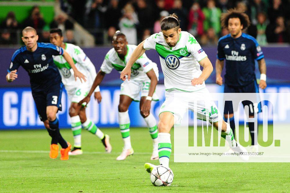 Fussball Champions League Viertelfinale VfL Wolfsburg - Real Madrid am 06.04.2016 in der Volkswagen Arena in Wolfsburg Tor zum 1:0 per Elfmeter durch Ricardo Rodriguez ( Wolfsburg )