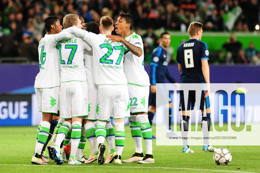Fussball Champions League Viertelfinale VfL Wolfsburg - Real Madrid am 06.04.2016 in der Volkswagen Arena in Wolfsburg Jubel beim VfL Wolfsburg nach dem Tor zum 1:0