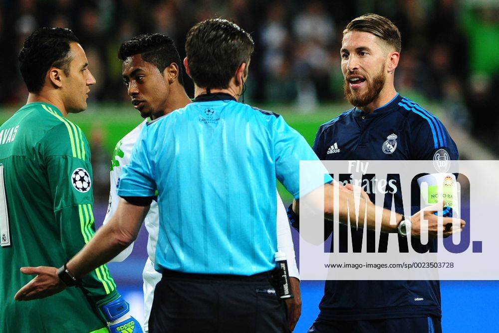 Fussball Champions League Viertelfinale VfL Wolfsburg - Real Madrid am 06.04.2016 in der Volkswagen Arena in Wolfsburg Schiedsrichter Gianluca Rocchi ( Italien) , links Sergio Ramos ( Madrid ), rechts